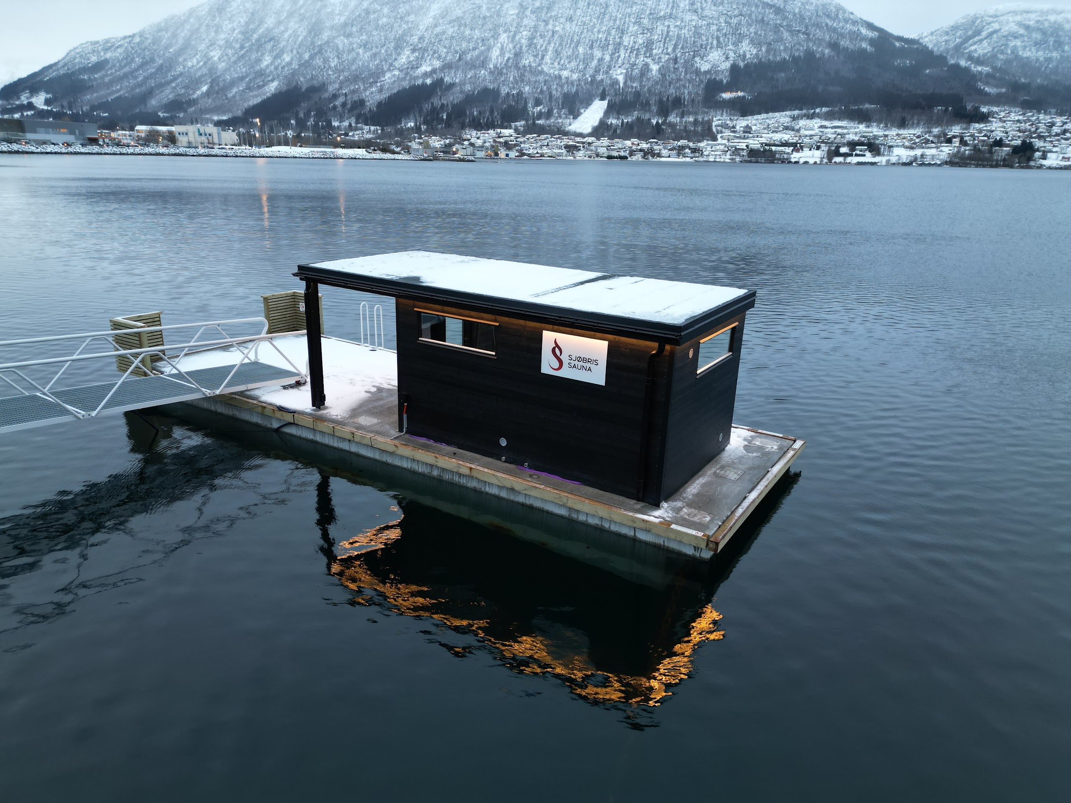 dachada yalangoch oila bilan yalangoch